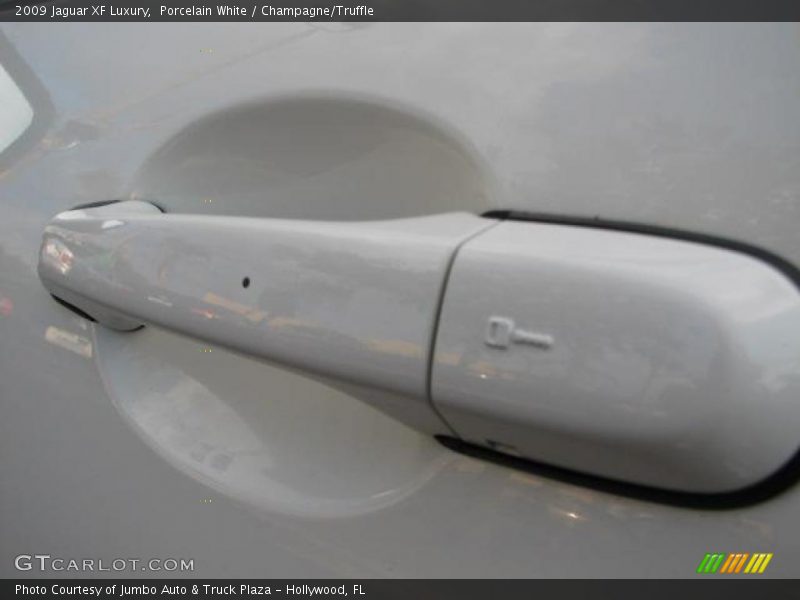 Porcelain White / Champagne/Truffle 2009 Jaguar XF Luxury