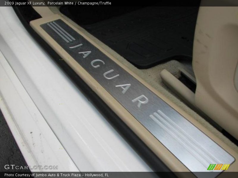 Porcelain White / Champagne/Truffle 2009 Jaguar XF Luxury