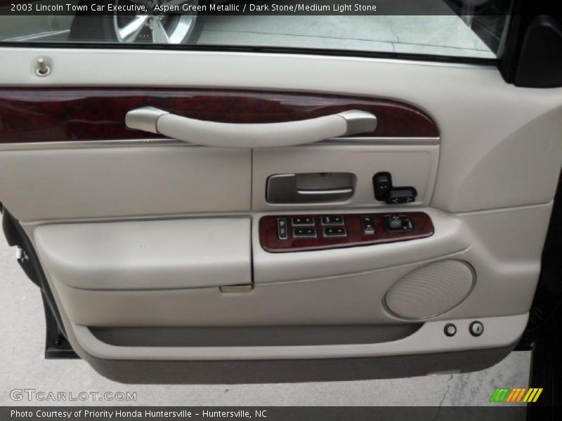 Aspen Green Metallic / Dark Stone/Medium Light Stone 2003 Lincoln Town Car Executive