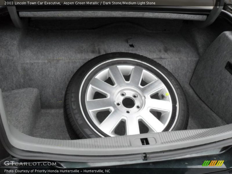 Aspen Green Metallic / Dark Stone/Medium Light Stone 2003 Lincoln Town Car Executive