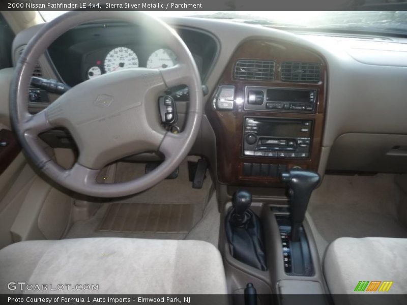 Sierra Silver Metallic / Parchment 2000 Nissan Pathfinder LE 4x4