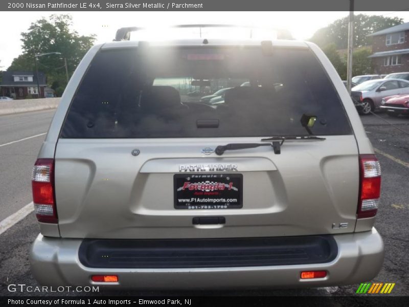 Sierra Silver Metallic / Parchment 2000 Nissan Pathfinder LE 4x4