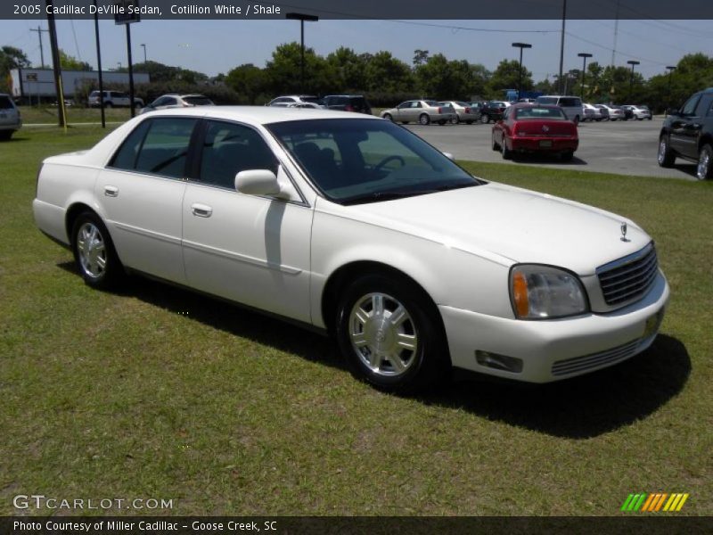 Cotillion White / Shale 2005 Cadillac DeVille Sedan