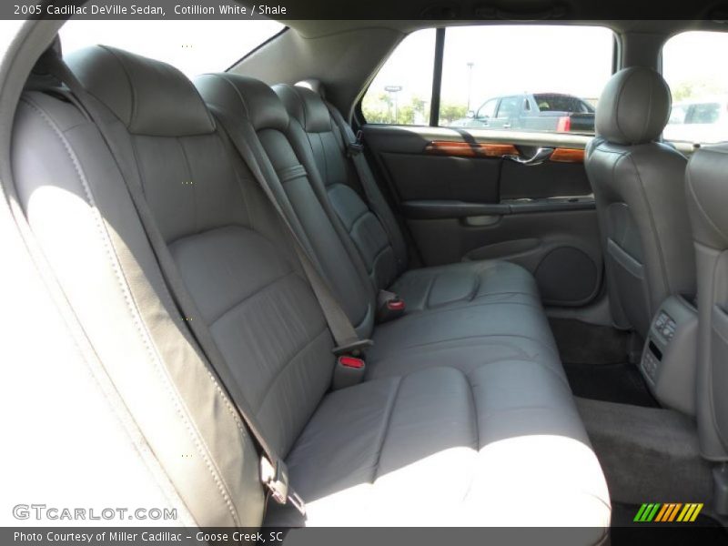 Cotillion White / Shale 2005 Cadillac DeVille Sedan