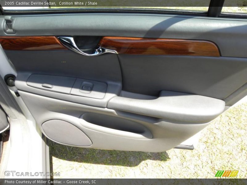 Cotillion White / Shale 2005 Cadillac DeVille Sedan