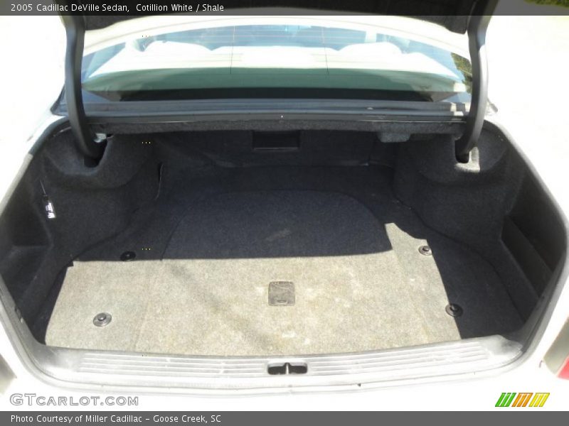 Cotillion White / Shale 2005 Cadillac DeVille Sedan