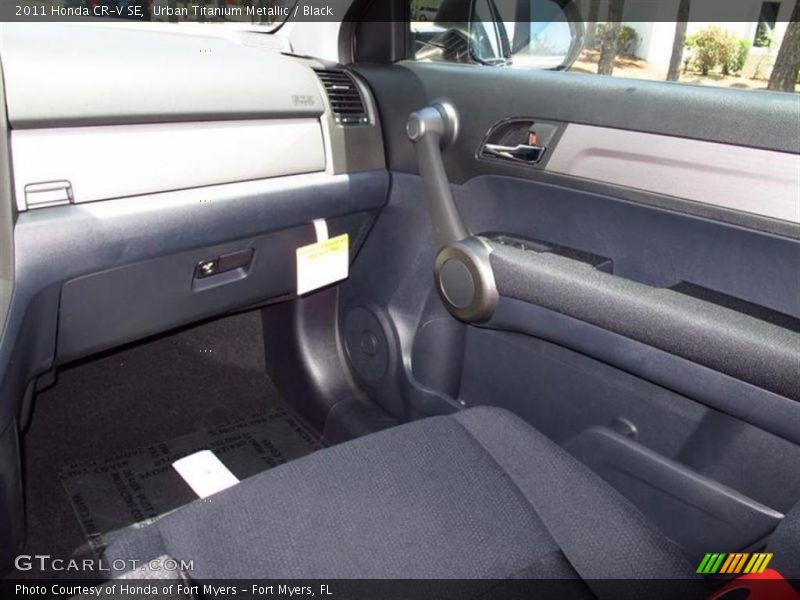 Urban Titanium Metallic / Black 2011 Honda CR-V SE