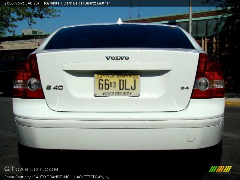 Ice White / Dark Beige/Quartz Leather 2005 Volvo S40 2.4i
