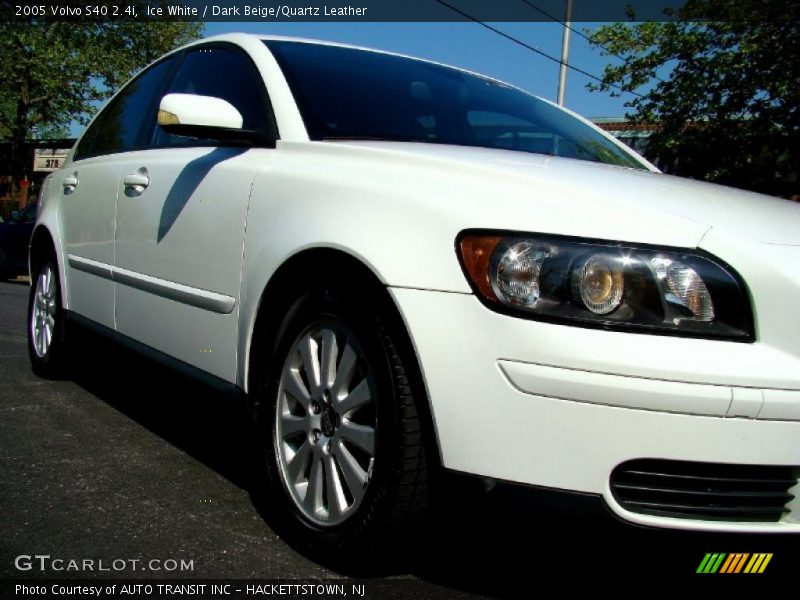 Ice White / Dark Beige/Quartz Leather 2005 Volvo S40 2.4i