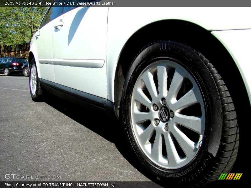 Ice White / Dark Beige/Quartz Leather 2005 Volvo S40 2.4i