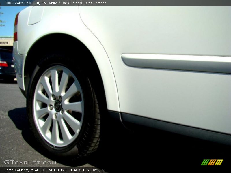 Ice White / Dark Beige/Quartz Leather 2005 Volvo S40 2.4i