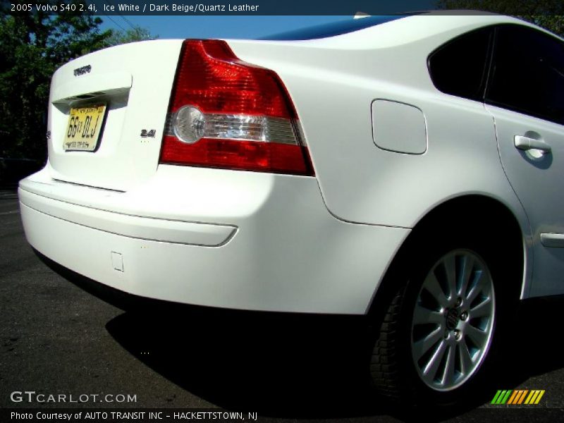 Ice White / Dark Beige/Quartz Leather 2005 Volvo S40 2.4i