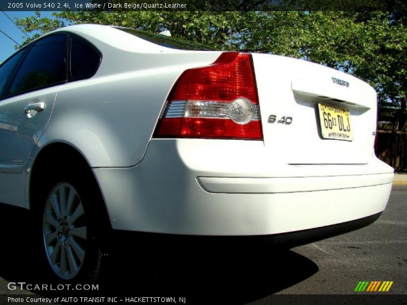 Ice White / Dark Beige/Quartz Leather 2005 Volvo S40 2.4i