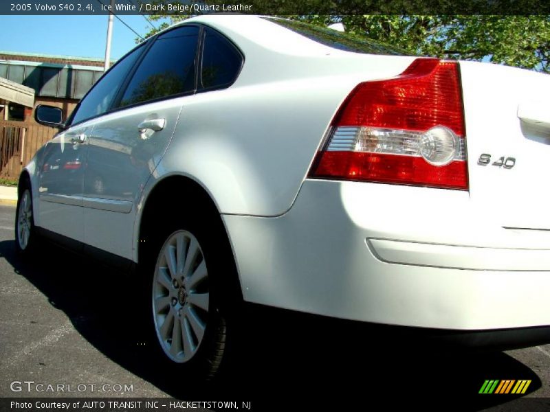 Ice White / Dark Beige/Quartz Leather 2005 Volvo S40 2.4i