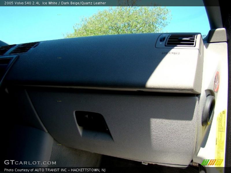 Ice White / Dark Beige/Quartz Leather 2005 Volvo S40 2.4i