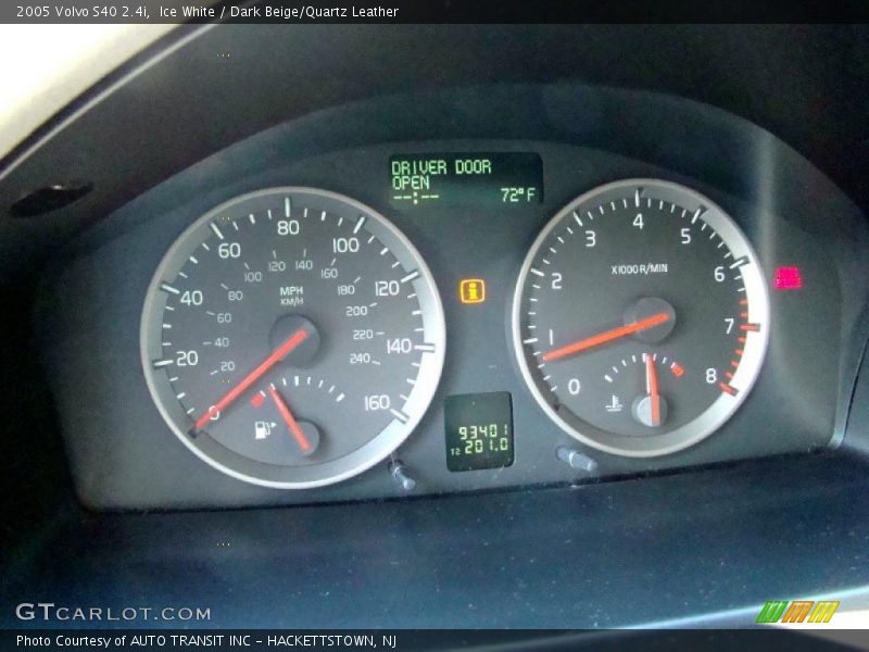 Ice White / Dark Beige/Quartz Leather 2005 Volvo S40 2.4i