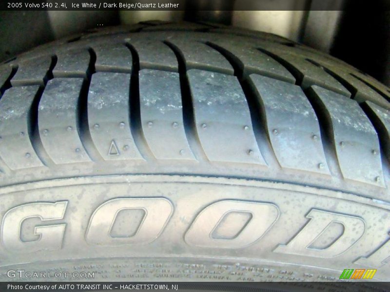 Ice White / Dark Beige/Quartz Leather 2005 Volvo S40 2.4i