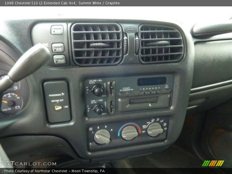 Summit White / Graphite 1998 Chevrolet S10 LS Extended Cab 4x4