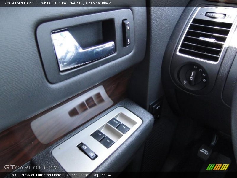 White Platinum Tri-Coat / Charcoal Black 2009 Ford Flex SEL
