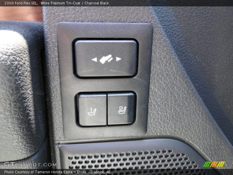 White Platinum Tri-Coat / Charcoal Black 2009 Ford Flex SEL