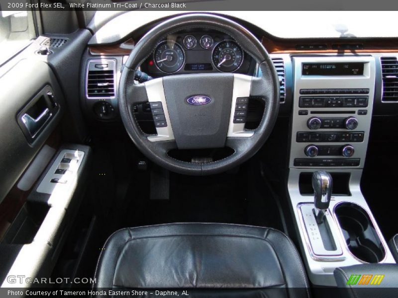 White Platinum Tri-Coat / Charcoal Black 2009 Ford Flex SEL