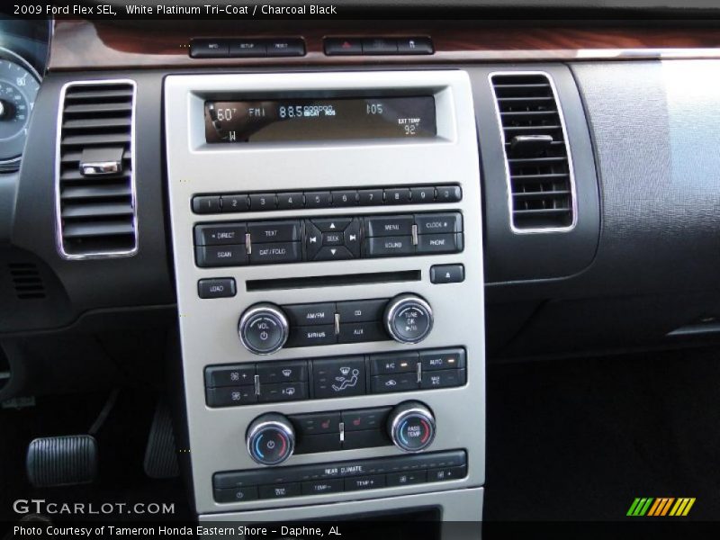 White Platinum Tri-Coat / Charcoal Black 2009 Ford Flex SEL