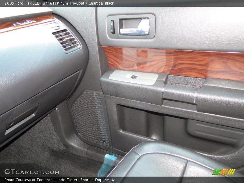 White Platinum Tri-Coat / Charcoal Black 2009 Ford Flex SEL
