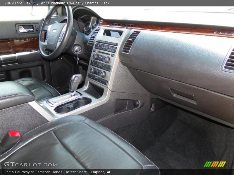 White Platinum Tri-Coat / Charcoal Black 2009 Ford Flex SEL