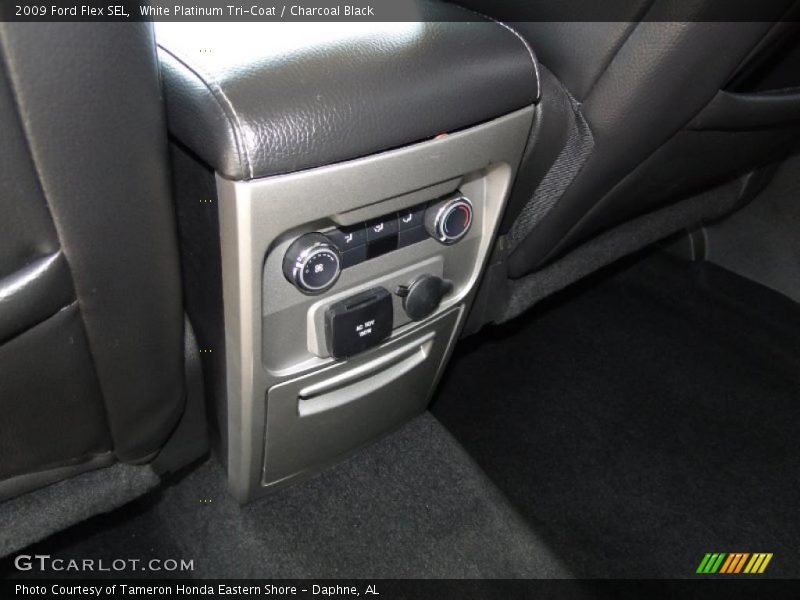 White Platinum Tri-Coat / Charcoal Black 2009 Ford Flex SEL