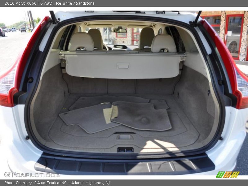 Ice White / Sandstone 2010 Volvo XC60 T6 AWD