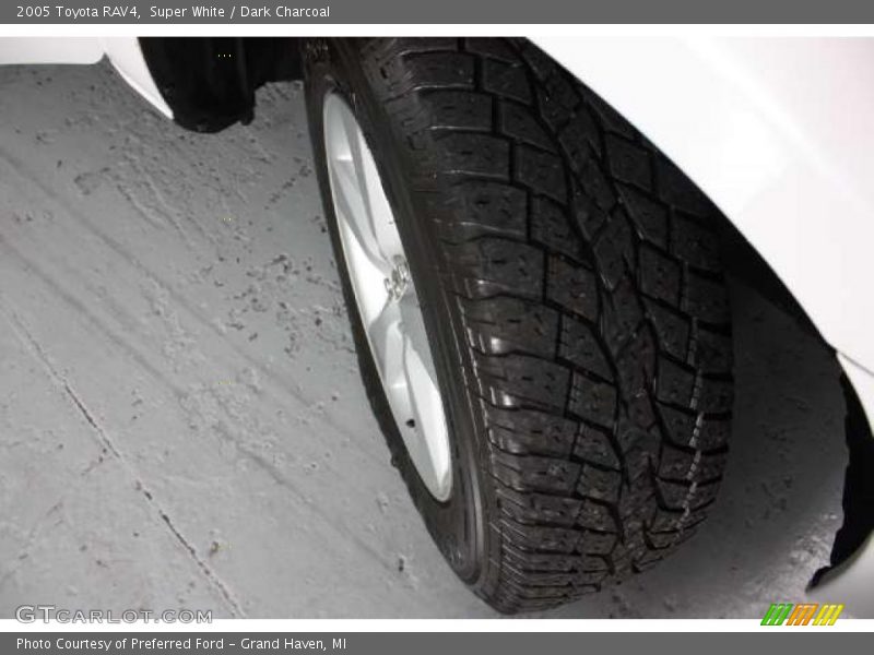 Super White / Dark Charcoal 2005 Toyota RAV4