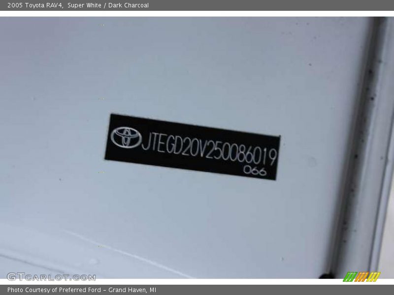 Super White / Dark Charcoal 2005 Toyota RAV4