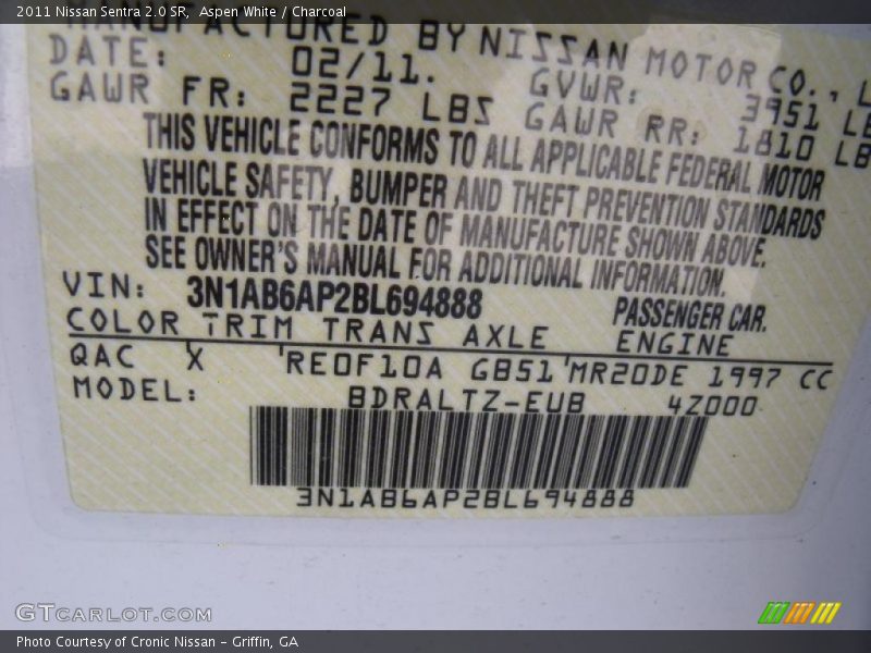 Aspen White / Charcoal 2011 Nissan Sentra 2.0 SR