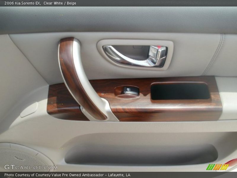 Clear White / Beige 2006 Kia Sorento EX