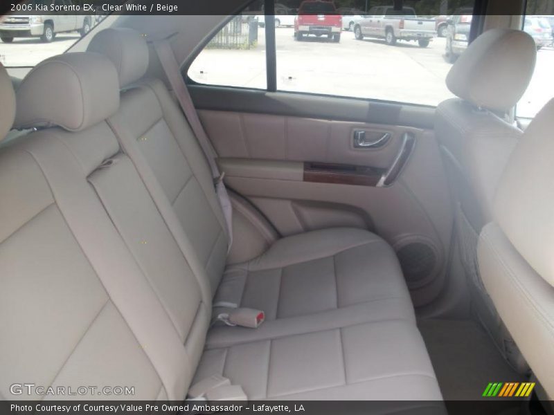 Clear White / Beige 2006 Kia Sorento EX