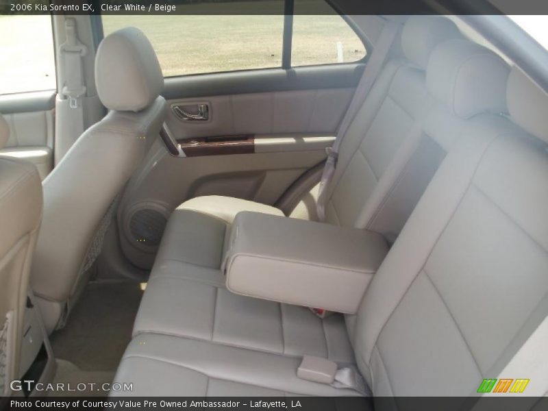 Clear White / Beige 2006 Kia Sorento EX