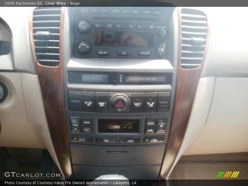 Clear White / Beige 2006 Kia Sorento EX