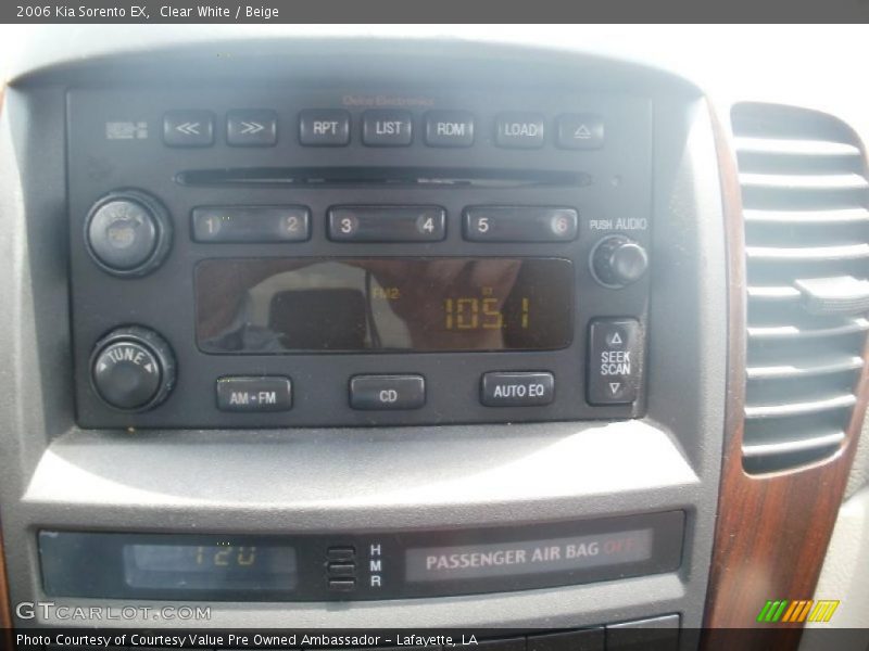 Clear White / Beige 2006 Kia Sorento EX