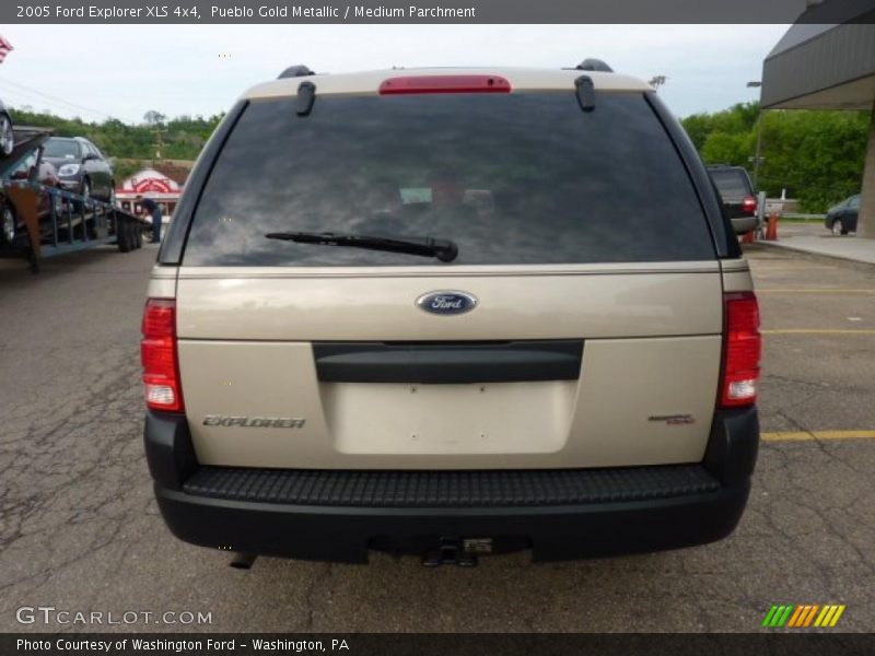 Pueblo Gold Metallic / Medium Parchment 2005 Ford Explorer XLS 4x4