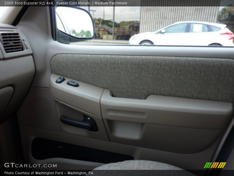 Pueblo Gold Metallic / Medium Parchment 2005 Ford Explorer XLS 4x4