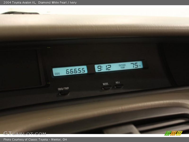 Diamond White Pearl / Ivory 2004 Toyota Avalon XL