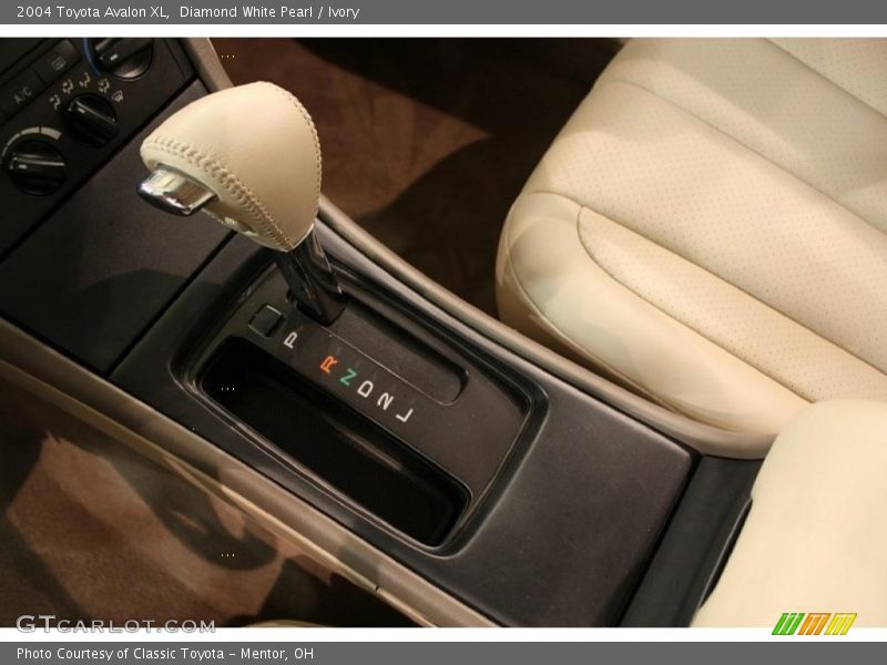 Diamond White Pearl / Ivory 2004 Toyota Avalon XL