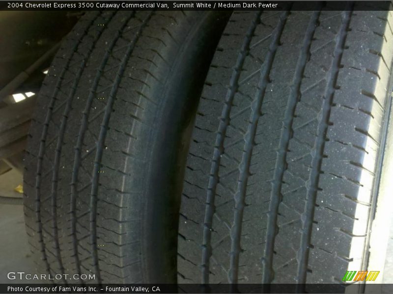 Summit White / Medium Dark Pewter 2004 Chevrolet Express 3500 Cutaway Commercial Van