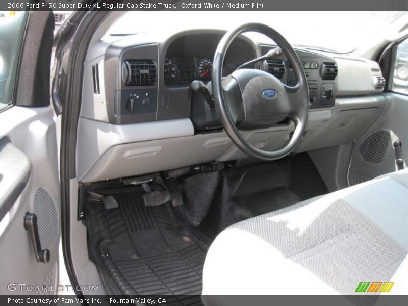 Dashboard of 2006 F450 Super Duty XL Regular Cab Stake Truck