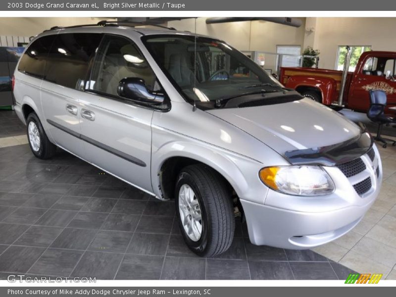 Front 3/4 View of 2003 Grand Caravan eL