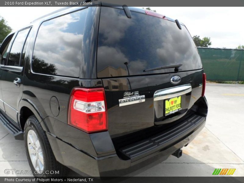 Tuxedo Black / Stone 2010 Ford Expedition XLT