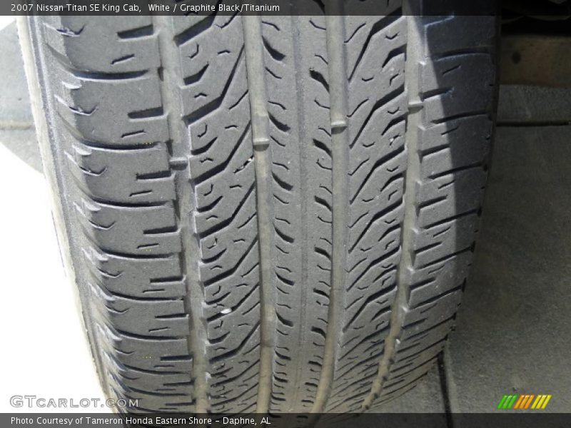 White / Graphite Black/Titanium 2007 Nissan Titan SE King Cab