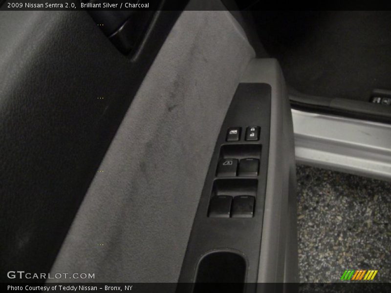 Brilliant Silver / Charcoal 2009 Nissan Sentra 2.0