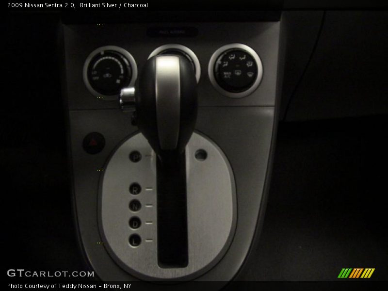 Brilliant Silver / Charcoal 2009 Nissan Sentra 2.0