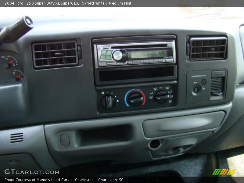 Oxford White / Medium Flint 2004 Ford F250 Super Duty XL SuperCab